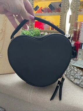 ✨🖤Black Heart-Shaped Top-Handle Bag🖤✨Preloved